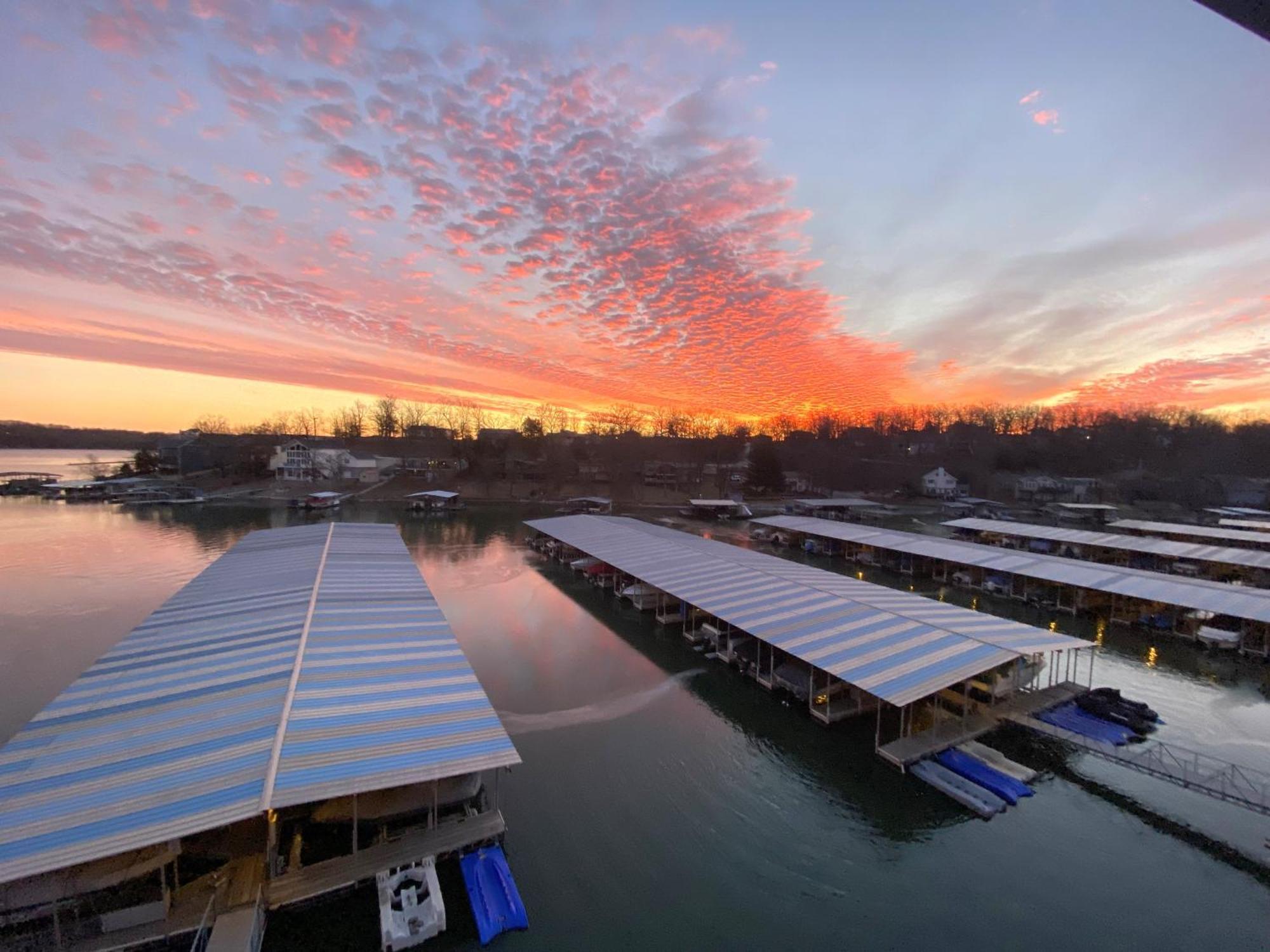 B Lakefront! Remodeled, Boat Slip, Patio Views, Pool, Boat Ramp, Wifi Osage Beach Exterior foto